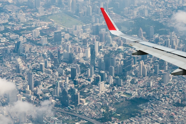 写真 飛行機の都市景観バンコクのスカイライン、タイからの眺め。バンコクは大都市であり、近代的なビルの超高層ビルの間に住んでいる観光客のお気に入り