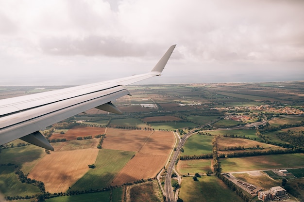 Vista dal finestrino dell'aereo dei campi e della vegetazione sottostante