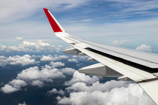 飛行機の窓から眺めて夕方の空を見る