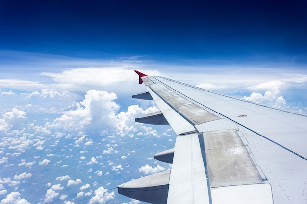 飛行機の窓から眺めて夕方の空を見る