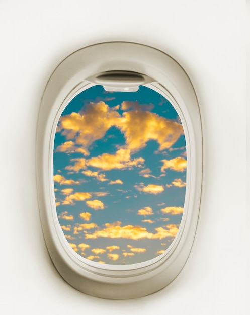 飛行機の窓から見た雲と夕焼け空 飛行機の窓からの眺め