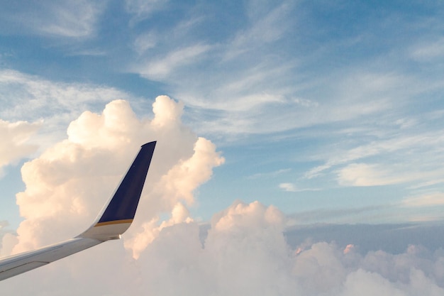 Foto vista dal finestrino di un aereo.