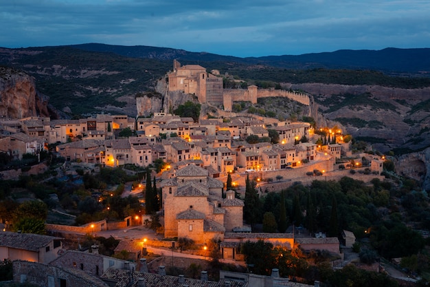 Alquezar에서 Huesca 지방, Aragon, 스페인에서 나라의 가장 아름다운 도시 중 하나에서 볼 수 있습니다.