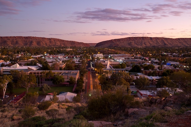 Photo view from anzac hill down hartley st on a fine winter's evening in alice springs northern territory australia