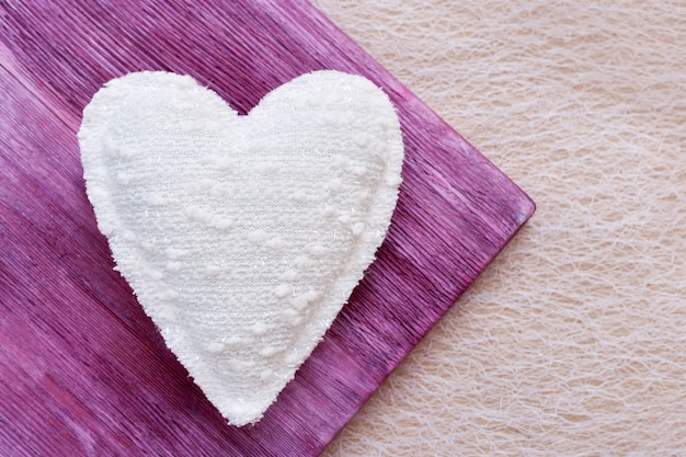 Foto vista dall'alto del bellissimo cuore bianco. cuore in tessuto bianco fatto in casa. vista dall'alto. concetto di amore per san valentino.