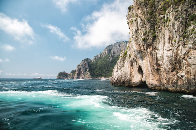 カプリ島の海岸のボートからの眺め。イタリア。