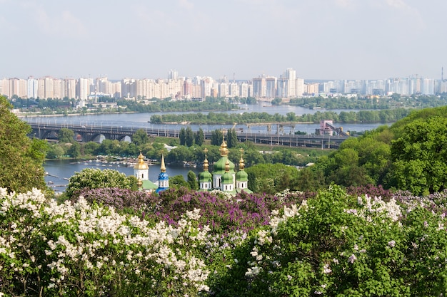 Вид из ботанического сада в Киеве, Украина