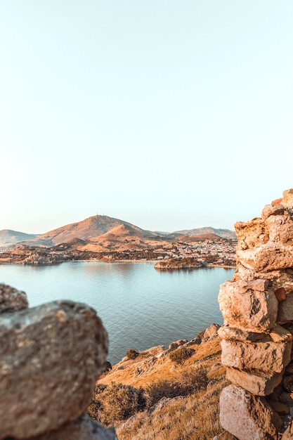 Lemnos または Limnos 北エーゲ海夏休みのギリシャの島の Myrina のビザンチン中世城からの眺め