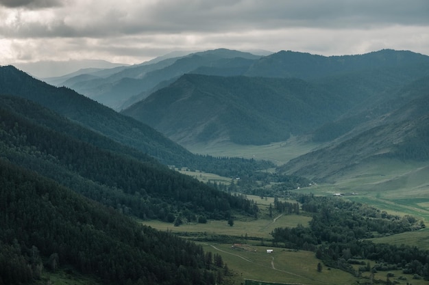 Vista dal passo chiketaman nella repubblica dell'altai