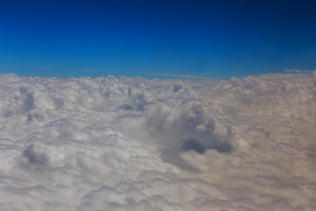 Вид сверху на облака с пролетающим мимо самолетом