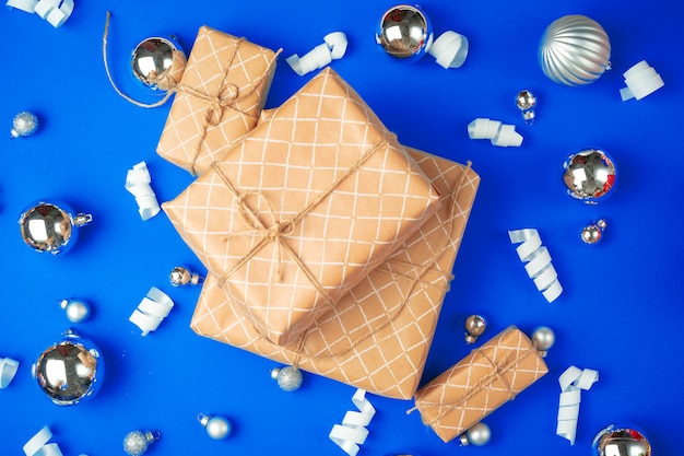 View from above of a decorated gift with bow