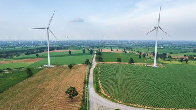 Foto vista dal drone della fattoria di turbine eoliche a energia elettrica rinnovabile di montagna