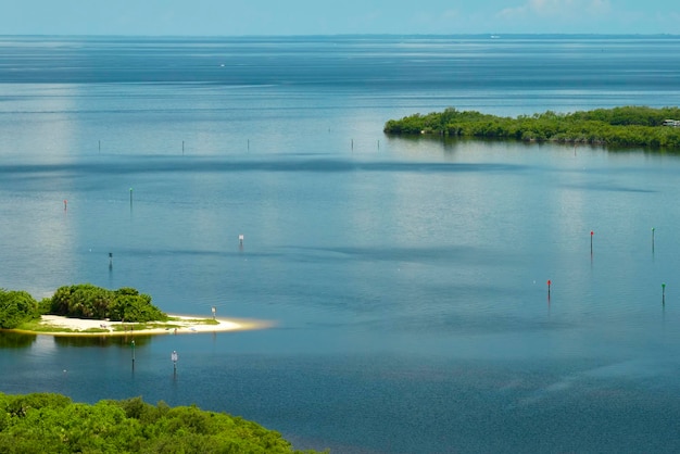 フロリダ州のエバーグレーズの上空からの眺め、海水の入り江の間に緑の植物が生い茂る湿地の多くの熱帯種の自然生息地