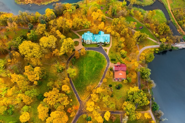 ミンスクの秋のロシツキー公園とマナー博物館の高さからの眺め。ロシツキー公園の曲がりくねった小道。ベラルーシ。秋。