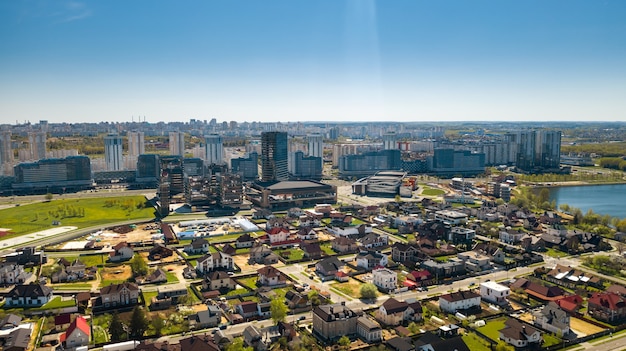 Vista dall'alto del quartiere drozdovsky e del viale pobediteley a minsk.bielorussia