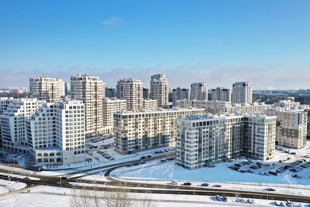 冬のミンスク市の新しい小地区の高さからの眺め