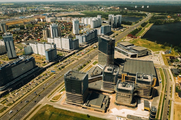 민스크의 Pobediteley Avenue 높이에서 바라본 전망 민스크 벨라루스의 새로운 주거 및 비즈니스 지구.