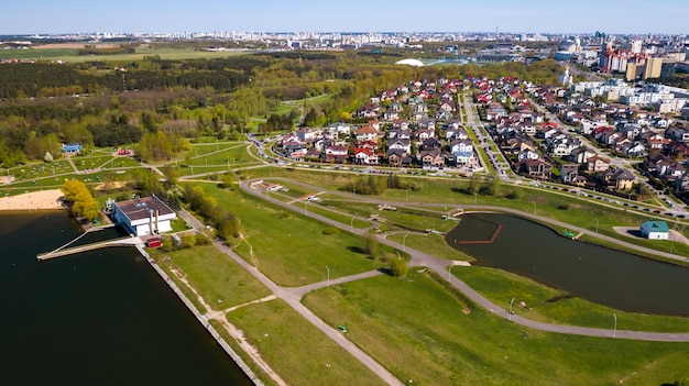 Вид с высоты на частный сектор в поселке Дрозды города Минска, Беларусь