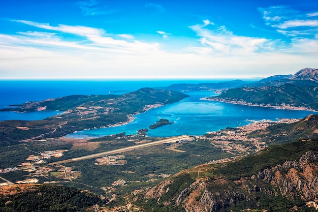 몬테네그로의 티밧 만(Tivat Bay) 높이에서 본 전망.