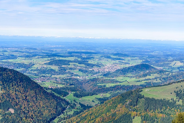 Вид с горы Хохграт рядом с Оберштауфен Бавария Бавария Германия на альпийские горы в Тироле Австрия