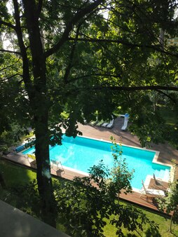 Vista dalla finestra dell'hotel alla piscina