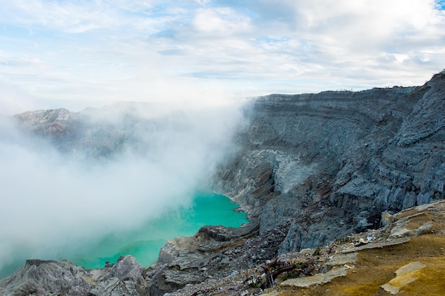 Вид с кратера Ижен Серовой дым в Kawah Ijen Vocalno в Индонезии