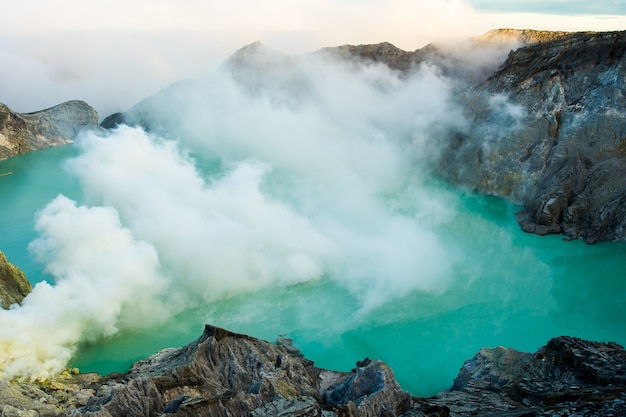 Ijen 분화구, Kawah Ijen, Indenesia의 보컬 노에서 유황 가스에서보기