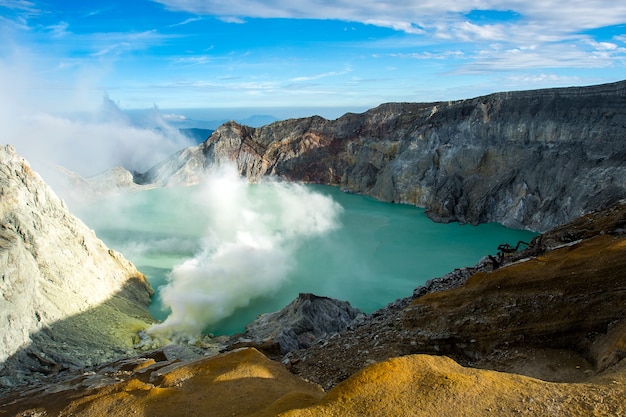 Ijen 분화구에서보기