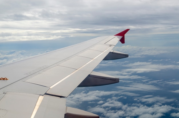 青空の高いジェット機の飛行機の窓からの眺め