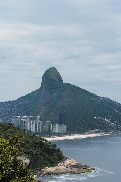 Morro Dois IrmÃƒÂ £os를 배경으로 Mirante do JoÃƒÂ¡에서 볼 수 있습니다. Elevado das Bandeiras 아래, 바다와 접해 있습니다.