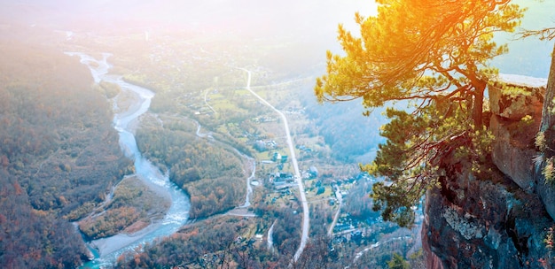 Vista dal monte monaco al villaggio di khamyshki adygea russia