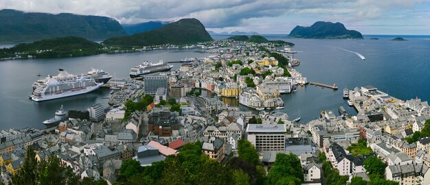 Vista dalla montagna aksla presso la città di alesund, norvegia, panorama