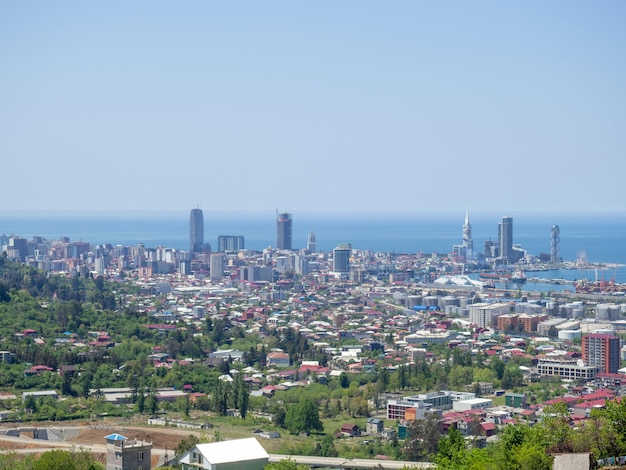 Вид с горы на современный город Красивый городской пейзаж Батуми сверху