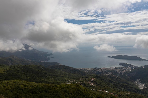 Vista dalla catena montuosa alla costa adriatica del mare e alla città di budva montenegro