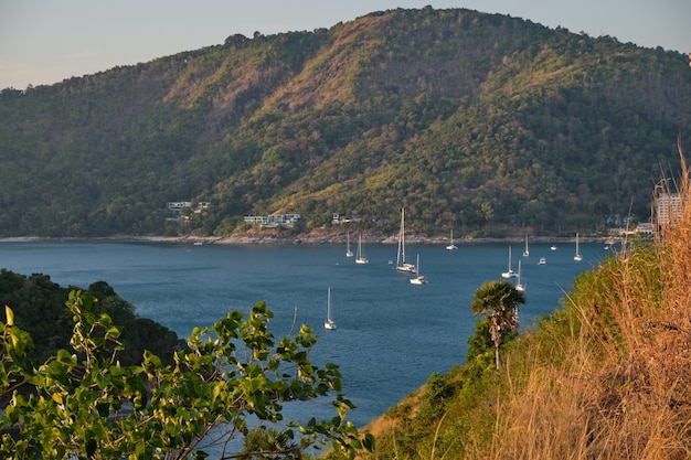 Foto vista dalla montagna al mare e alle navi