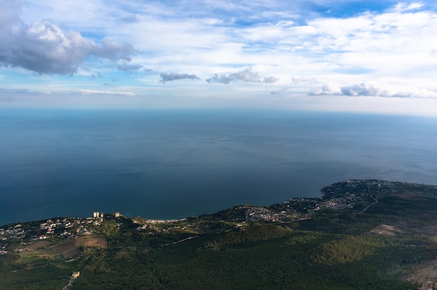 Вид с горы на город и море