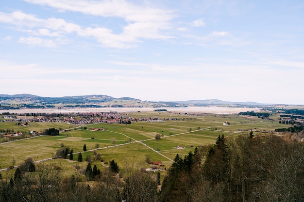 Photo view from neuschwanstein castle to a valley in bavaria among the alpine mountains