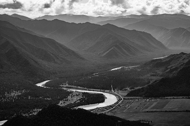 Vista dal ponte di osservazione a tyungur nella repubblica dell'altai