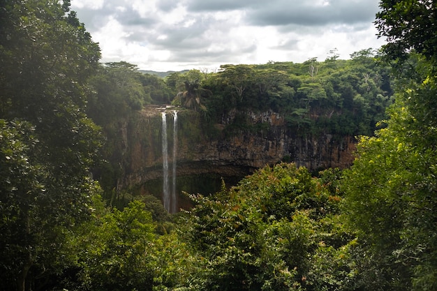 Foto vista dal ponte di osservazione della cascata nel parco naturale di chamarel a mauritius.