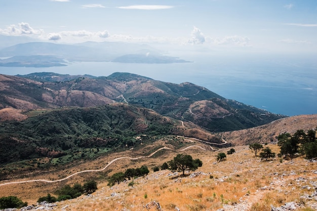 Photo view from pantokrator the highest mountain on corfu towards the ocean and albania