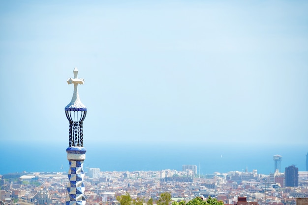 Vista dal parco guell alla città di barcellona