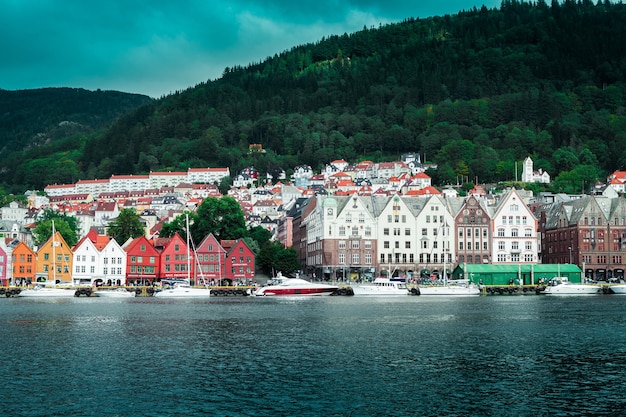 Photo view from the pier to the city of bergen with colorful wooden houses