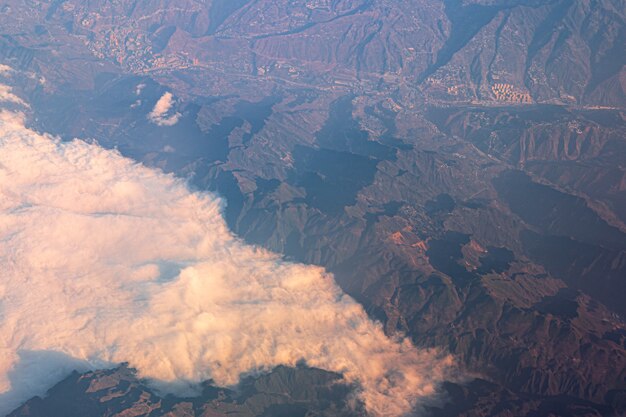 비행기에서 텐산 산과 중국의 도시 전망