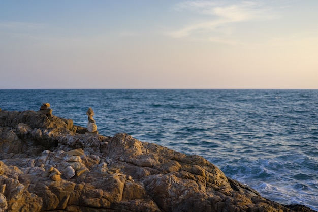 写真 海の近くの岩が多い丘からの眺め。