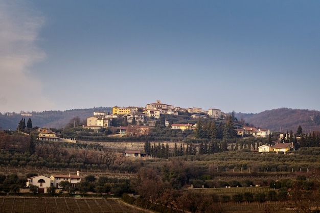 Вид снизу на Сан-Джорджо-ди-Вальполичелла в провинции Верона.