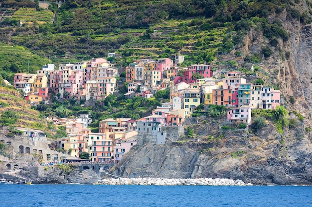 사진 cinque terre liguria italy의 부두가 있는 해변과 manarola 도시의 바다에서 보기