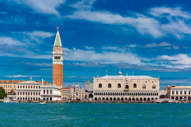 Vista dal mare a venezia nel giorno d'estate italia