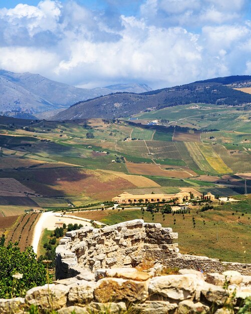 Photo view from segesta overlooking rolling hills in valley