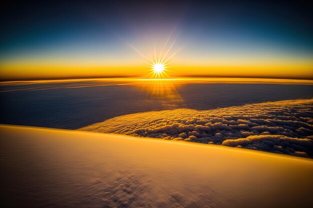 上からの眺めは、白い厚い雲と青い空の上に鮮やかな黄色の夜明けを示しています