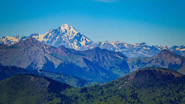 Вид с вершины Tuc de l'tang на Pic du Midi de Bigorre на юге Франции.